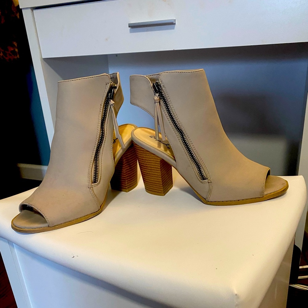 Zip up faux leather chunky heels size 8, good condition. Normal wear and tear
